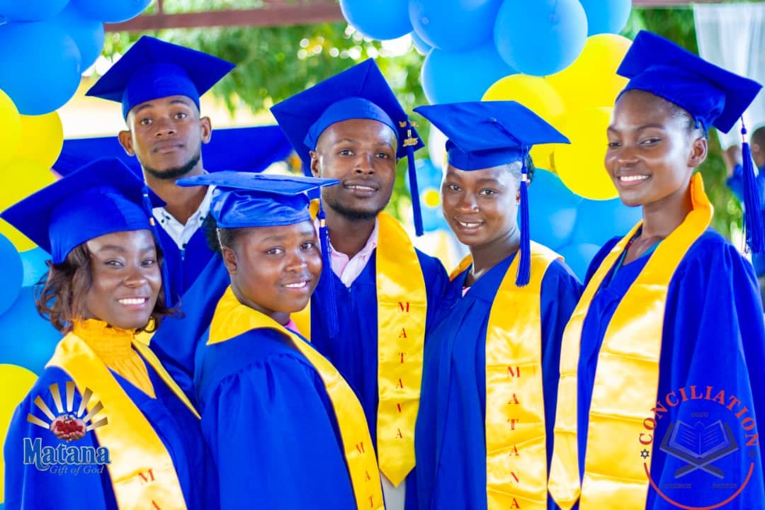 Jeune finissante tenant fièrement son certificat, programme Matana
