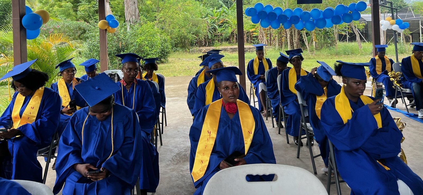 Intervenante prenant la parole lors d'une cérémonie de graduation Matana